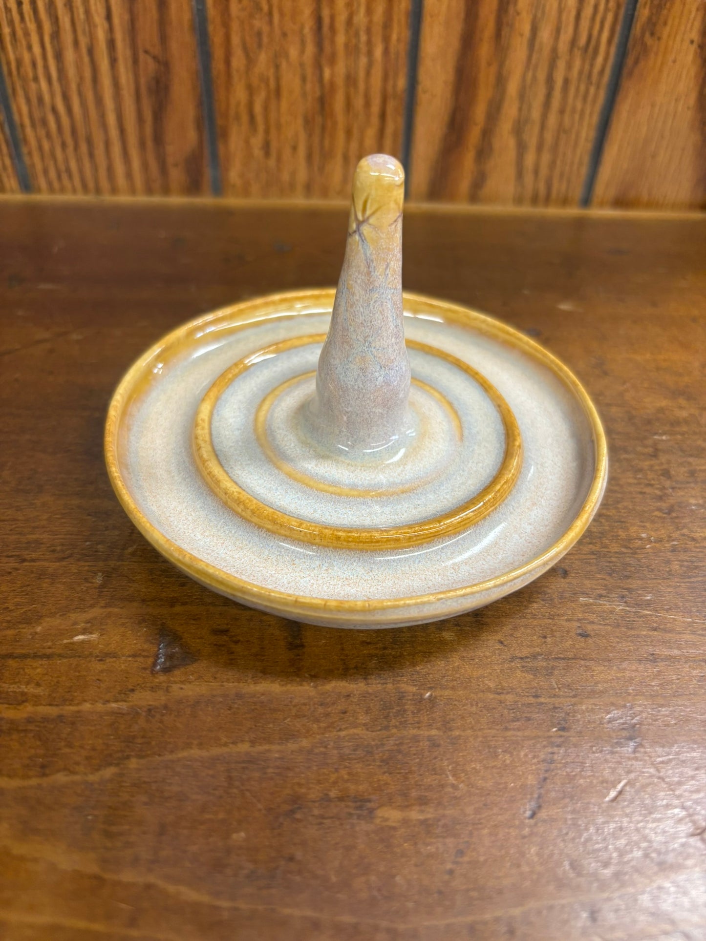 Small Creamy Ring Holder 51-031