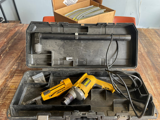 Dewalt QD2000 Screw Gun & 2 Boxes of Screws 11-002